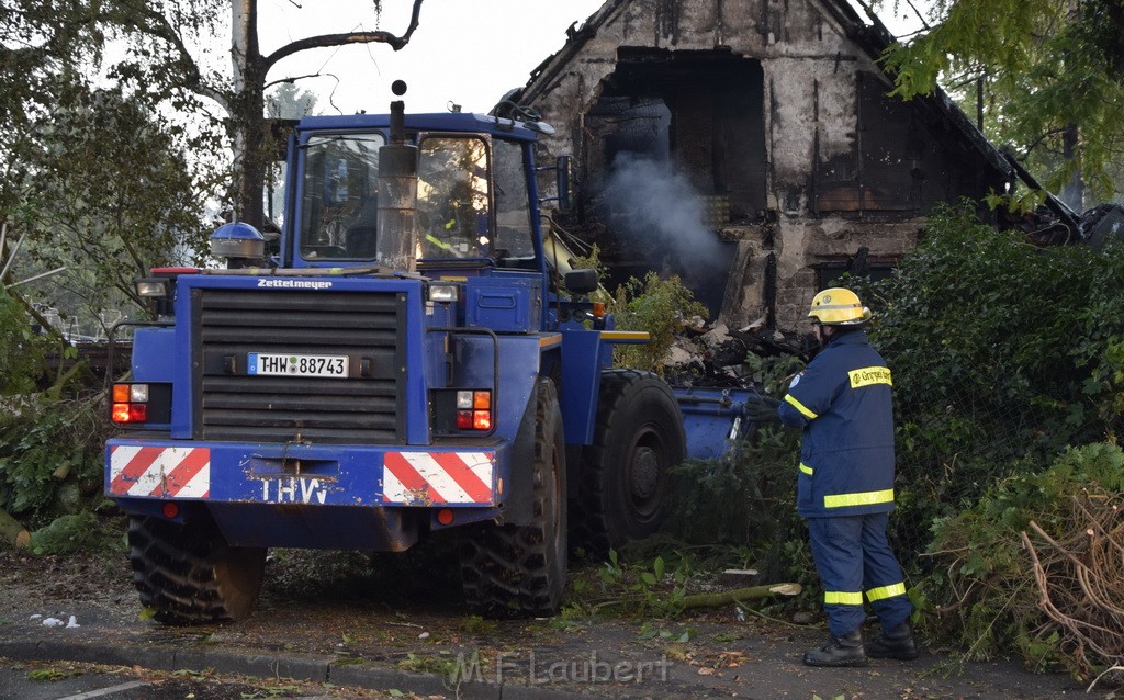 Grossfeuer Einfamilienhaus Siegburg Muehlengrabenstr P0889.JPG - Miklos Laubert